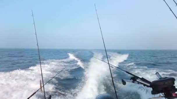 Швидкий Рибальський Човен Створює Хвилясті Хвилі Морі Човен Швидко Пливе — стокове відео