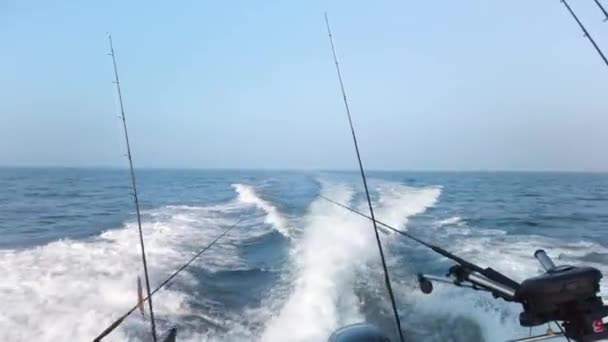 Быстроходное Рыболовное Судно Создающее Море Шпионские Волны Лодка Быстро Плывет — стоковое видео