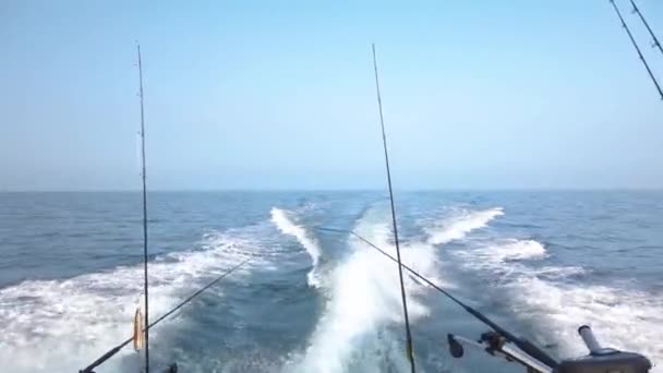 Bateau Pêche Rapide Créant Des Vagues Éclaboussantes Mer Bateau Naviguer — Video