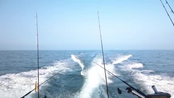 Snabb Fiskebåt Som Skapar Stänkvåg Till Havs Båt Seglar Snabbt — Stockvideo