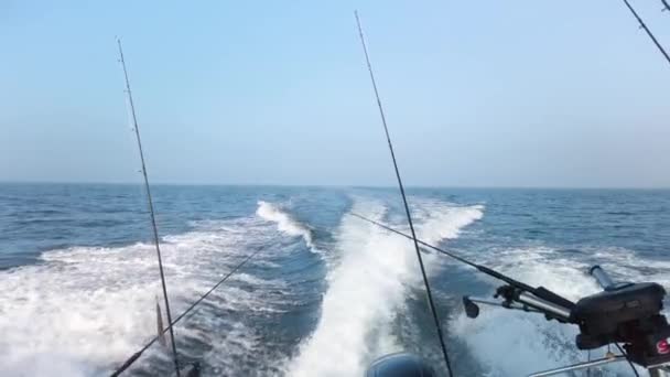 Hurtig Fiskerbåd Skaber Sprøjtebølger Havet Båden Sejler Hurtigt Havet Vandet – Stock-video