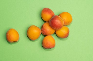 Küçük, taze, olgun, sulu şeftali yığını. Renkli bir arkaplan, stok resmi..