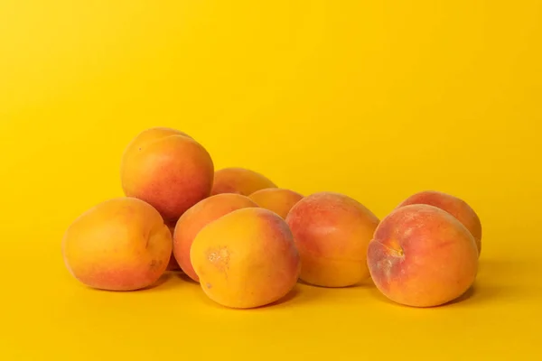 Pile Small Fresh Ripe Juicy Peaches Colourful Background Stock Picture — Stock Photo, Image