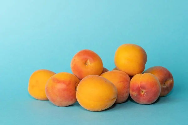 Pile Small Fresh Ripe Juicy Peaches Colourful Background Stock Picture — Stock Photo, Image