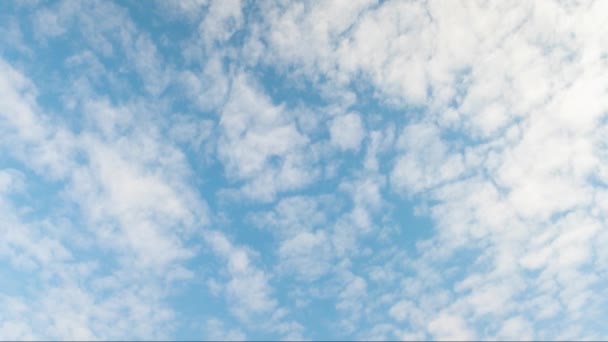 Хронология Белых Облаков Движущихся Над Прекрасным Голубым Небом Солнечный Весенний — стоковое видео