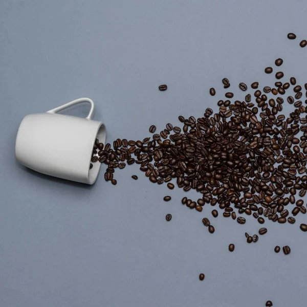 Pečená Kávová Zrna Rozprostírala Barevném Pozadí Fazole Byly Rozprostřeny Bílého — Stock fotografie
