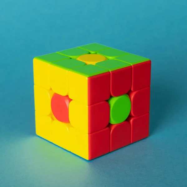 Cubo Rubik Colorido Colocado Sobre Fundo Colorido Três Lados Cubo — Fotografia de Stock