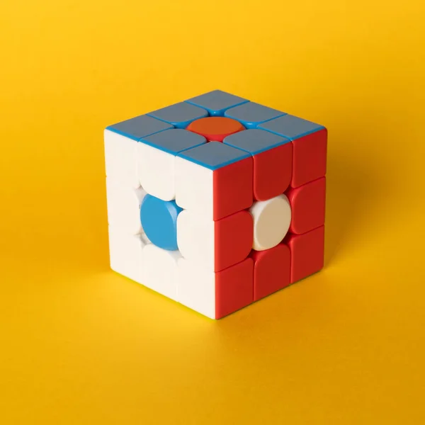 Cubo Rubik Colorido Colocado Sobre Fundo Colorido Três Lados Cubo — Fotografia de Stock