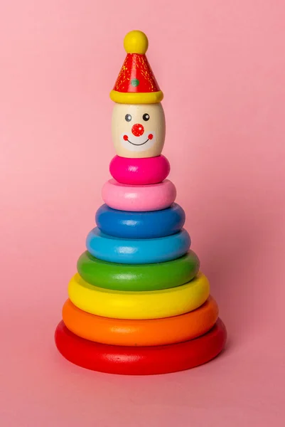 Crianças Coloridas Empilhando Brinquedo Fundo Colorido Palhaço Empilhamento Anel Madeira — Fotografia de Stock