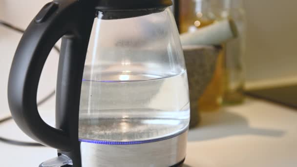 Çaydanlıkta Kaynar Mutfakta Suyun Sıfırdan Kaynamaya Çok Hızlı Geçtiği Hızlı — Stok video