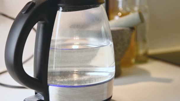 Kookwater Een Waterkoker Een Keuken Snelle Snelheidsclip Waar Water Van — Stockvideo