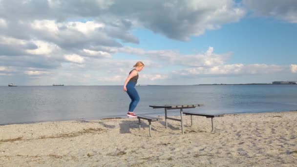 Jovem Caucasiana Fazendo Exercícios Ginástica Treinamento Praia Amager Copenhague Dinamarca — Vídeo de Stock