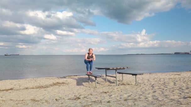 Jeune Femme Caucasienne Faisant Des Exercices Gymnastique Entraînement Sur Plage — Video