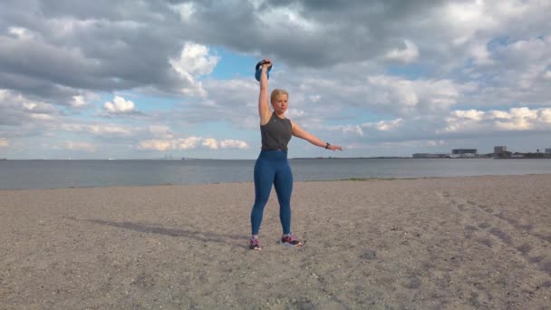 Junge Kaukasische Frau Bei Gymnastikübungen Und Training Strand Amager Kopenhagen — Stockvideo