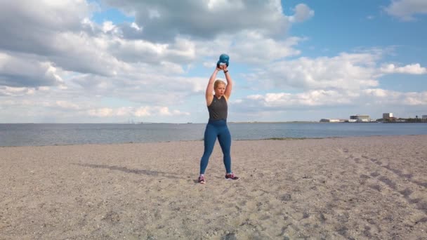 Jonge Blanke Vrouw Doet Gymnastiekoefeningen Training Het Strand Amager Kopenhagen — Stockvideo