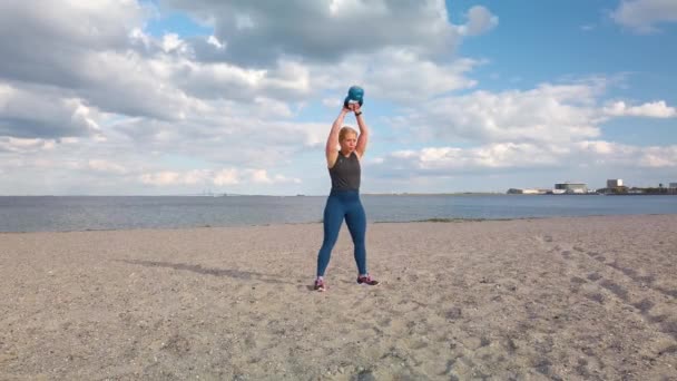 Giovane Donna Caucasica Che Ginnastica Allenamento Sulla Spiaggia Amager Copenaghen — Video Stock