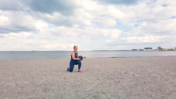 Jovem Caucasiana Fazendo Exercícios Ginástica Treinamento Praia Amager Copenhague Dinamarca — Vídeo de Stock