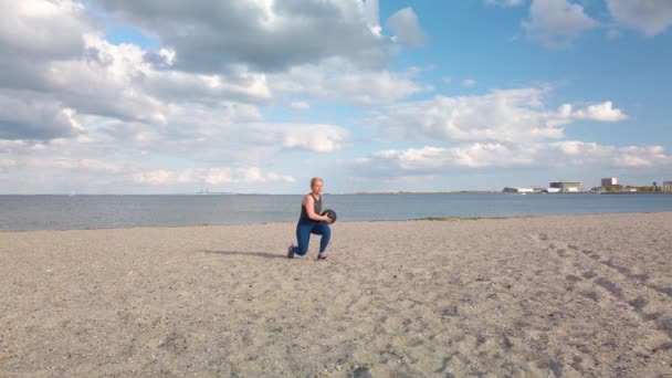 Giovane Donna Caucasica Che Ginnastica Allenamento Sulla Spiaggia Amager Copenaghen — Video Stock