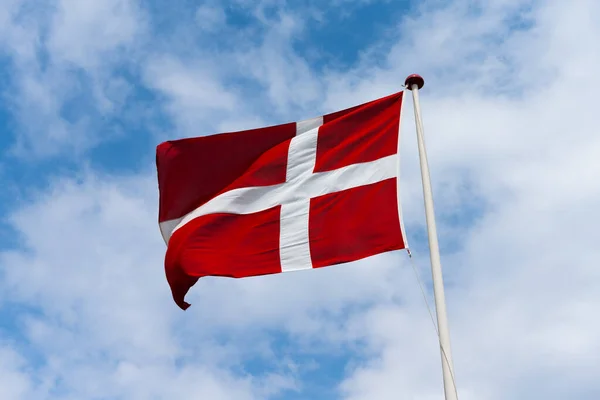 Датский Флаг Размахивающий Ветру Голубом Небе Белыми Облаками Прекрасный Летний — стоковое фото
