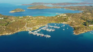 Yunanistan, Lagonisi 'deki marina üzerinde uçan insansız hava aracı. İnsansız hava aracı yukarıda. Şarjörün sonunda sağa doğru kıvrılıyor. Çok güzel bir yaz günü. Hava aracı 4K