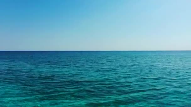 Drone Volando Bajo Sobre Playa Arena Horefto Grecia Vuela Sobre — Vídeo de stock
