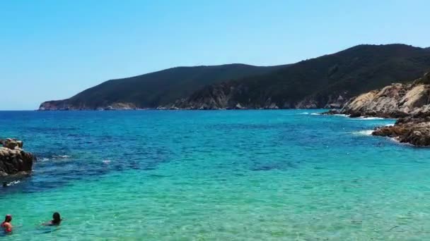 Drone Terbang Atas Pantai Dan Atas Laut Kalamitsi Yunani Ada — Stok Video