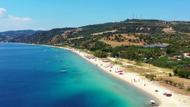Drona Zboară Înapoi Peste Plajă Din Ksirotrypes Grecia Există Umbrele — Videoclip de stoc