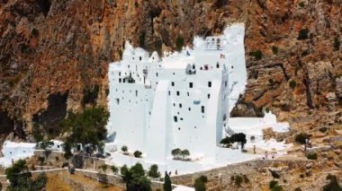 İnsansız hava aracı Yunanistan 'daki Hazoviotissa manastırından uzaklaşıyor. İnsansız hava aracı, dağa oyulmuş güzel ve etkileyici manastırdan geriye doğru hareket ediyor. Hava aracı 4K stok görüntüsü