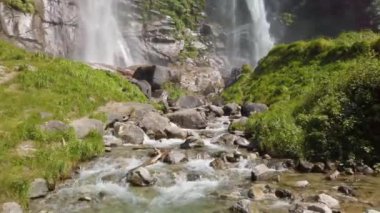 Maloja geçidine yükselmeden önce İtalya 'nın Bregaglia vadisindeki Piuro' daki güzel Acquafraggia şelalesi. Güneşli güzel bir yaz günü. Gerçek zamanlı 4K