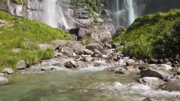 Hermosa Cascada Acquafraggia Piuro Valle Bregaglia Italia Antes Del Ascenso — Vídeos de Stock