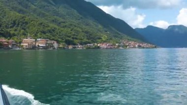 Como Gölü 'nde, turist feribotuyla Lezzenzo şehrine doğru yol alıyoruz. Güzel, güneşli bir yaz günü, bulutlu..