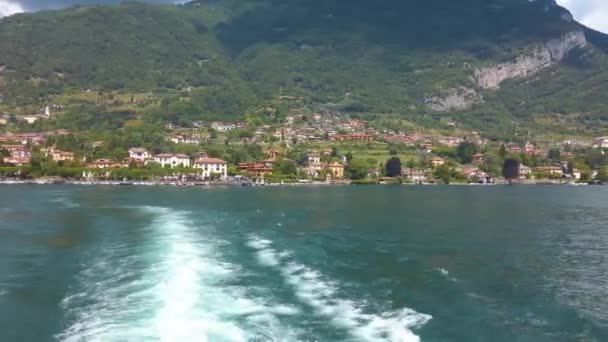 意大利科莫湖上的一艘船后 水花飞溅 海岸上的城镇是列诺 这是一个阳光明媚的夏日 — 图库视频影像