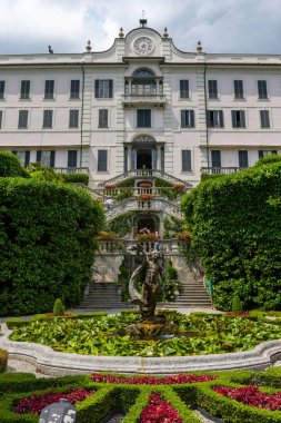 Villa Carlotta, Tremezinna, Como Gölü, Lombardy, İtalya. 13 Temmuz 2021. Villa Carlotta Müzesi 'nin ve botanik bahçesinin editör resmi. Parktan güzel villaya doğru bak.