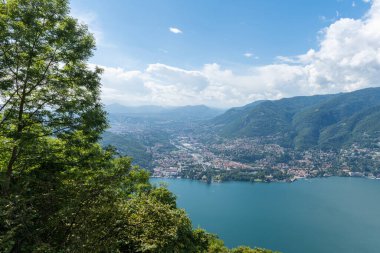 Como Gölü 'nün ve Tavernola, Lombardy, İtalya' nın güzel manzarası. Manzara, Como kentinin üzerindeki küçük Brunate köyünden görülüyor. Güneşli bir yaz günü.