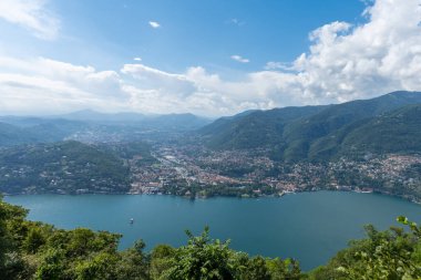 Como Gölü 'nün ve Tavernola, Lombardy, İtalya' nın güzel manzarası. Manzara, Como kentinin üzerindeki küçük Brunate köyünden görülüyor. Güneşli bir yaz günü.