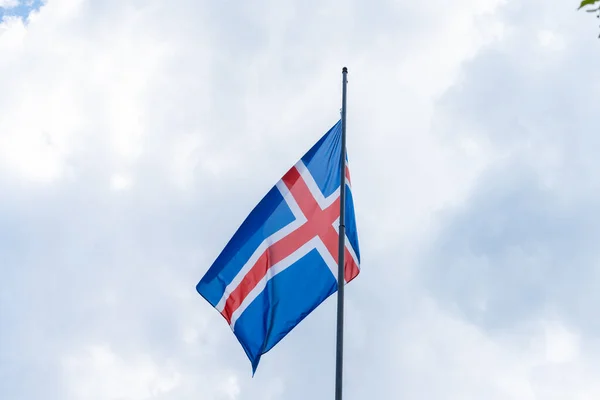 Czerwona Niebiesko Biała Islandzka Flaga Machająca Wietrze Jest Szary Pochmurny — Zdjęcie stockowe