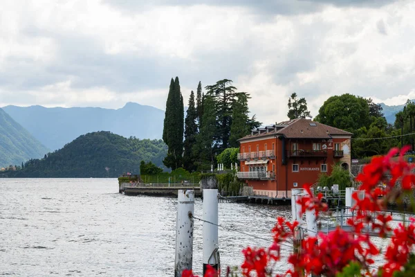 Prachtig Uitzicht Het Prachtige Comomeer Lombardije Italië Het Een Beetje — Stockfoto