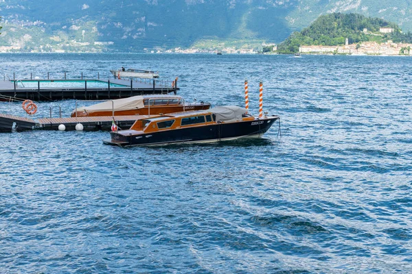 Twee Klassieke Italiaanse Houten Speedboten Aangemeerd Door Een Pier Aan — Stockfoto