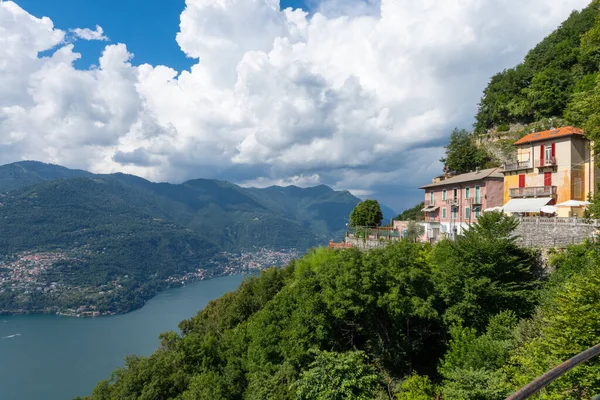 Prachtig Uitzicht Het Comomeer Stad Tavernola Lombardije Italië Het Uitzicht — Stockfoto