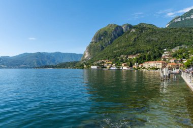Lombardy, İtalya 'daki Como gölünün güzel manzarası. Mavi gökyüzü ve birkaç beyaz bulutla çok güzel güneşli bir yaz günü. Manzara Menaggio şehrinin limanından.