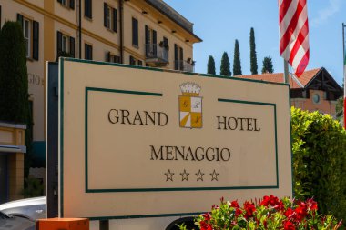 Menaggio, Como Gölü, Lombardy, İtalya. 16 Temmuz 2021. Menaggio Grand Hotel 'deki ismin editör resmi. Otel dört yıldızlı bir oteldir. Güzel, güneşli bir yaz günü.