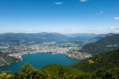 İtalya 'nın Balkonundan Lugano Gölü' nün, Lugano şehrinin ve diğer şehirlerin üzerinden muhteşem bir manzara. Manzara İsviçre 'ye kadar uzanıyor, İsviçre Alplerine kadar. Sınırın İtalyan tarafından ateş edilmiş.