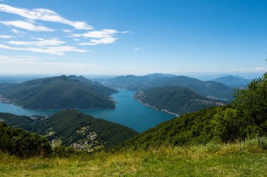 İtalya 'nın Balkonundan Lugano Gölü' nün, Lugano şehrinin ve diğer şehirlerin üzerinden muhteşem bir manzara. Manzara İsviçre 'ye kadar uzanıyor, İsviçre Alplerine kadar. Sınırın İtalyan tarafından ateş edilmiş.