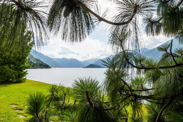 从贝拉吉奥市和周边地区可以看到科莫湖 美丽而浪漫的地方 有着美丽的自然 风景和海景 — 图库照片