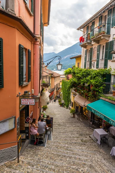 Bellagio, Como Gölü, Lombardy, İtalya. Bellagio şehrindeki küçük dar sokak ve merdivenlerin editör resmi.