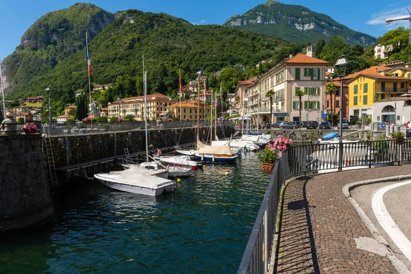 Mennagio marinası, Menaggio, Como Gölü, Lombardy, İtalya. 16 Temmuz 2021. Menaggio 'daki küçük bir marinanın editör resmi. Yat limanında küçük kayıklar ve sandal var. Güzel, güneşli bir yaz günü.