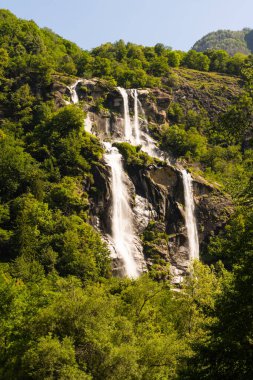 Maloja geçidine yükselmeden önce İtalya 'nın Bregaglia vadisindeki Piuro' daki güzel Acquafraggia şelalesi. Güzel, güneşli bir yaz günü.