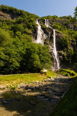 Maloja geçidine yükselmeden önce İtalya 'nın Bregaglia vadisindeki Piuro' daki güzel Acquafraggia şelalesi. Güzel, güneşli bir yaz günü.