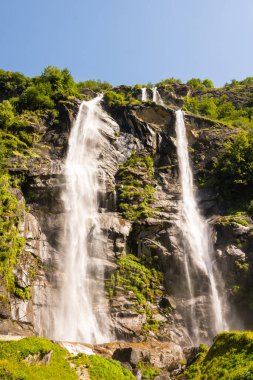 Maloja geçidine yükselmeden önce İtalya 'nın Bregaglia vadisindeki Piuro' daki güzel Acquafraggia şelalesi. Güzel, güneşli bir yaz günü.