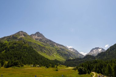 İsviçre ve İtalya arasındaki Bregaglia vadisinde Maloja geçidinin tepesinden güzel bir manzara. Güzel güneşli bir yaz günü, mavi gökyüzü ve sadece birkaç bulutla..